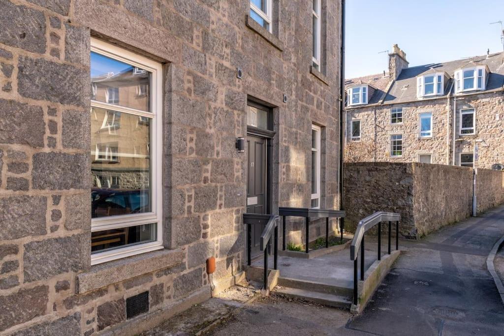 West End @ Netflix @ Newly Built Leilighet Aberdeen Eksteriør bilde