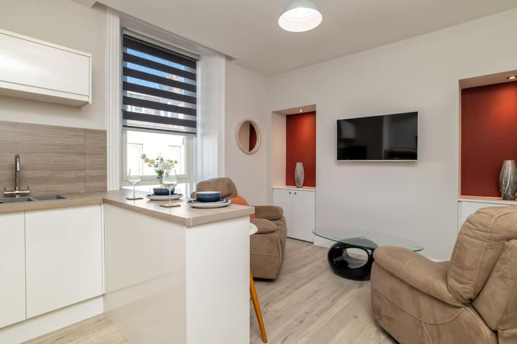 West End @ Netflix @ Newly Built Leilighet Aberdeen Eksteriør bilde